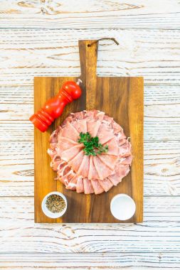 Çiğ domuz eti dilim üzerinde ahşap kesme tahtası - filtre işleme