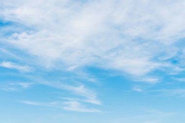 güzel beyaz bulut mavi gökyüzü arka plan üzerinde