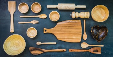 Siyah taş zemin üzerine kopya alanı ile mutfak eşyaları