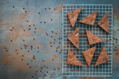 Şekerli tatlı siyah taş zemin üzerine çikolatalı kek ile