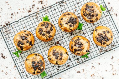 Şekerli tatlı çikolatalı taş beyaz arka plan üzerinde ile