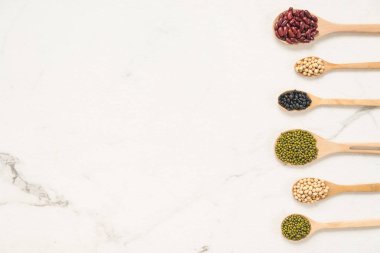 Böbrek mung siyah ve soya fasulyesi - sağlıklı ve beslenme gıda kavramı tarzı ile karışık fasulye