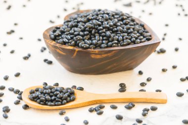 Siyah fasulye ahşap kase - sağlıklı ve beslenme gıda kavramı