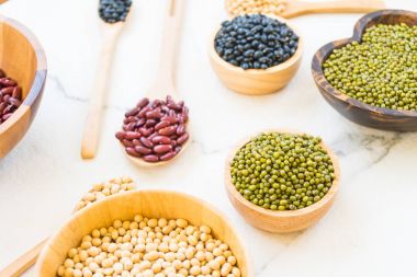 Böbrek mung siyah ve soya fasulyesi - sağlıklı ve beslenme gıda kavramı tarzı ile karışık fasulye