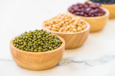 Böbrek mung siyah ve soya fasulyesi - sağlıklı ve beslenme gıda kavramı tarzı ile karışık fasulye