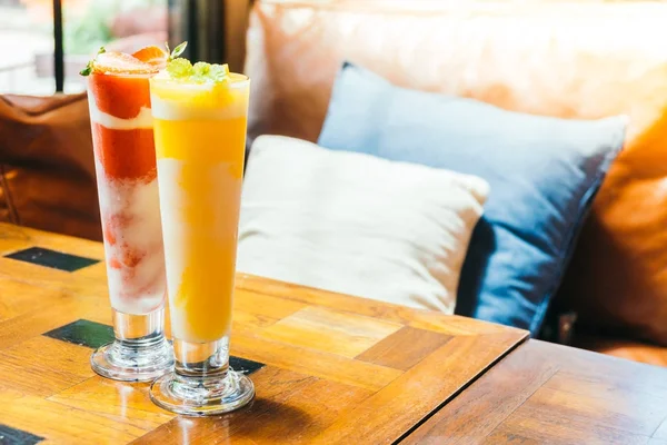 テーブルの上のマンゴーのスムージー ガラスを飲むアイス — ストック写真