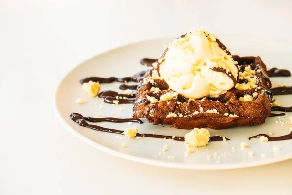 Dulce postre Gofre de chocolate con helado — Foto de Stock