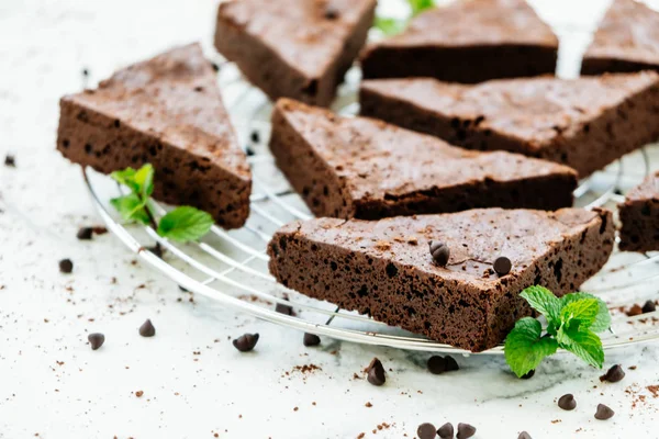 Söta Dessert Med Choklad Brownies Vit Sten Bakgrund — Stockfoto