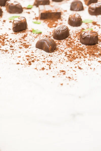 Dessert Sucré Avec Morceaux Chocolat Noir Poudre Cacao Sur Fond — Photo