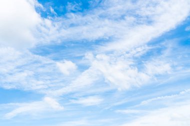 güzel beyaz bulut mavi gökyüzü arka plan üzerinde