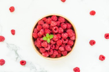Kırmızı rasberries meyve masada ahşap kase
