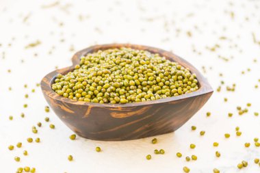 Yeşil mung fasulye ahşap kase - sağlıklı ve nutririon gıda kavramı stili