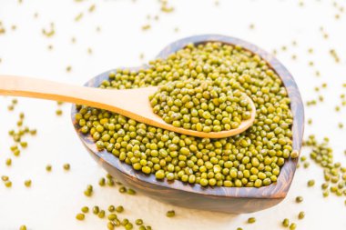 Yeşil mung fasulye ahşap kase - sağlıklı ve nutririon gıda kavramı stili