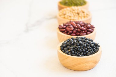 Böbrek mung siyah ve soya fasulyesi - sağlıklı ve beslenme gıda kavramı tarzı ile karışık fasulye