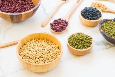 Böbrek mung siyah ve soya fasulyesi - sağlıklı ve beslenme gıda kavramı tarzı ile karışık fasulye