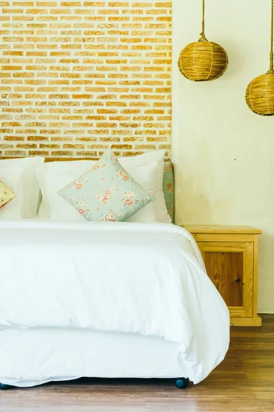 Yatak odasının iç tarafındaki yatak dekorasyonunda rahat yastık.