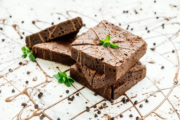 Şekerli tatlı beyaz taş zemin üzerine çikolatalı kek ile