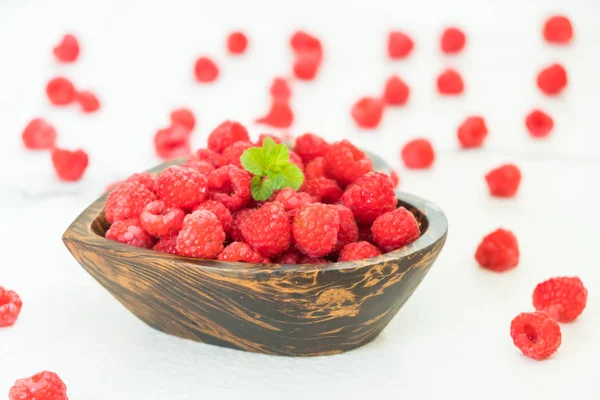 Frutta Lamponi Rossi Ciotola Legno Sul Tavolo — Foto Stock