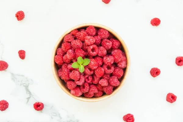 Frutta Lamponi Rossi Ciotola Legno Sul Tavolo — Foto Stock