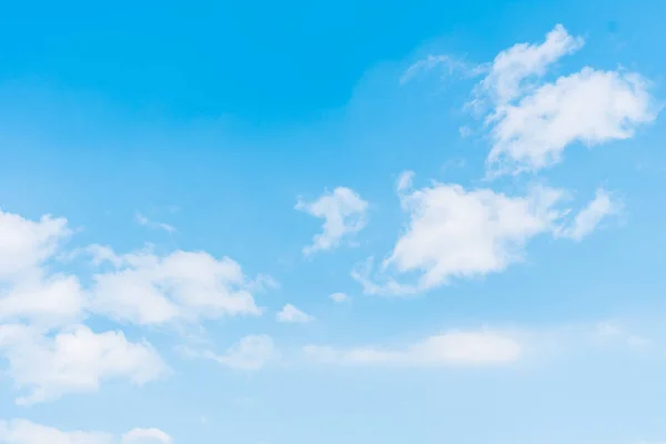 Awan Putih Yang Indah Latar Langit Biru — Stok Foto