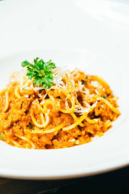 Spagetti veya makarna bolognese beyaz plaka