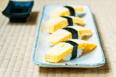 Tatlı tamago yumurta suşi - Japon gıda tarzı