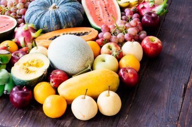 Kopya alanı - sağlıklı gıda kavramı ile ahşap arka plan üzerinde çeşitli ve karışık meyve