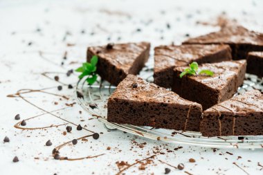 Şekerli tatlı beyaz taş zemin üzerine çikolatalı kek ile