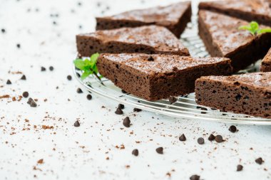 Şekerli tatlı beyaz taş zemin üzerine çikolatalı kek ile