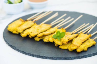Tavuk satay soslu siyah arduvaz kaplamak üzerinde