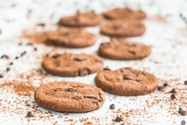 Şekerli tatlı çikolatalı kurabiye ile