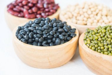 Böbrek mung siyah ve soya fasulyesi - sağlıklı ve beslenme gıda kavramı tarzı ile karışık fasulye