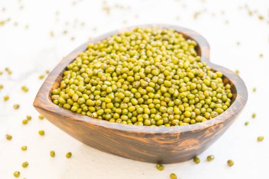 Yeşil mung fasulye ahşap kase - sağlıklı ve nutririon gıda kavramı stili