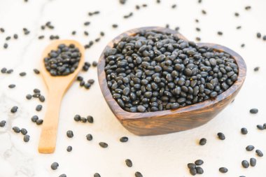 Siyah fasulye ahşap kase - sağlıklı ve beslenme gıda kavramı