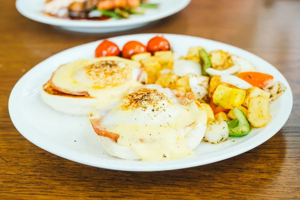 Egg benedict with vegetable for breakfast — Stock Photo, Image