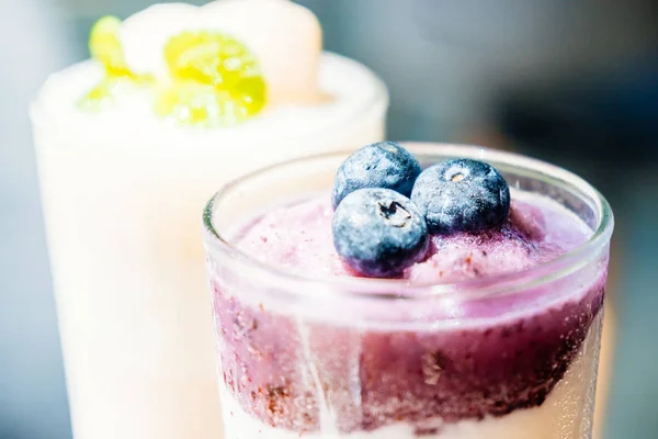 Παγωμένο Blueberry Smoothies Ποτήρι Γιαούρτι Στο Τραπέζι Υγιεινά Τρόφιμα Και — Φωτογραφία Αρχείου