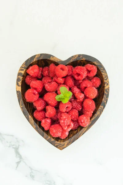 Rode Rasberries Vruchten Houten Kom Tafel — Stockfoto