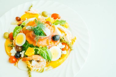 karışık deniz ürünleri salatası