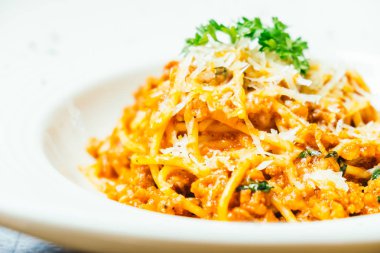 Spagetti veya makarna bolognese beyaz plaka