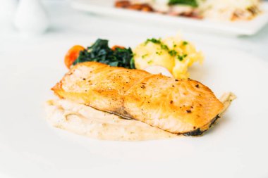 Izgara somon et bonfile sebze ve sos ile