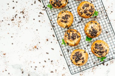 Şekerli tatlı çikolatalı taş beyaz arka plan üzerinde ile