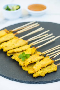 Tavuk satay soslu siyah arduvaz kaplamak üzerinde