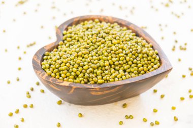 Yeşil mung fasulye ahşap kase - sağlıklı ve nutririon gıda kavramı stili