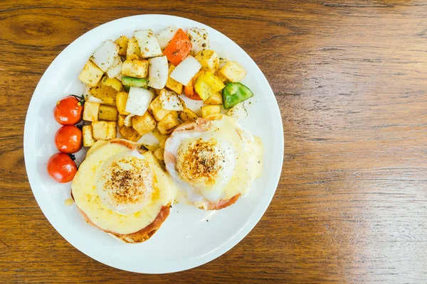 Яйцо бенедикт с овощами на завтрак — стоковое фото