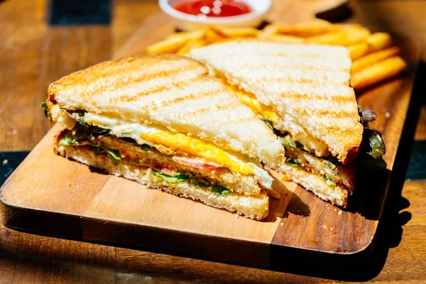 Club Sandwich Mit Pommes Und Tomatensauce — Stockfoto