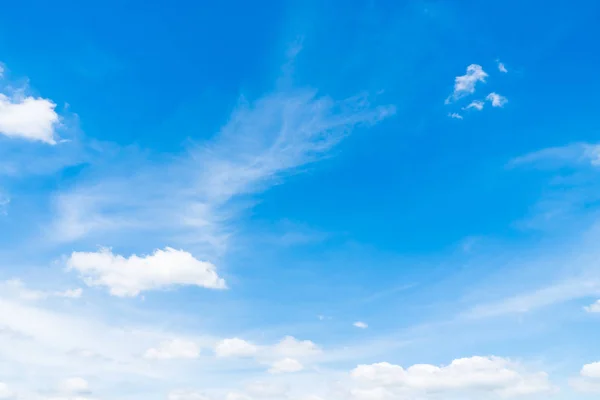 Vackra Vita Moln Blå Himmel Bakgrund — Stockfoto