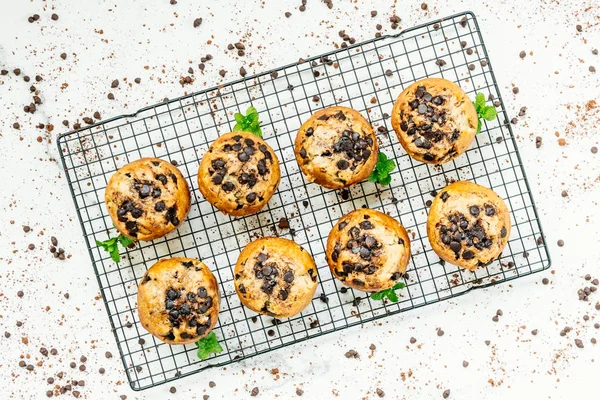 Postre Dulce Con Viruta Chocolate Sobre Fondo Blanco Piedra — Foto de Stock