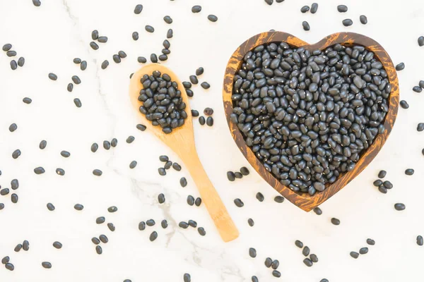 木製の黒豆ボウル 健康と栄養食品のコンセプト — ストック写真
