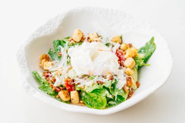 Sezar salatası taze sebze ve yumurta beyaz kase - sağlıklı gıda tarzı