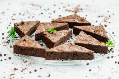 Şekerli tatlı beyaz taş zemin üzerine çikolatalı kek ile